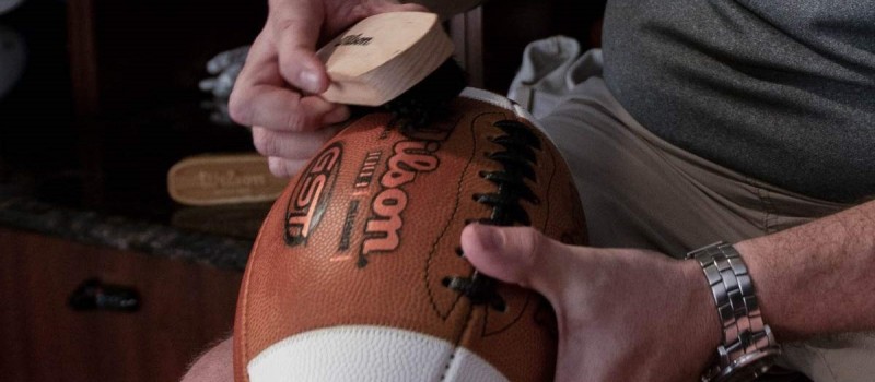 Wie man einen American Football vorbereitet: Die wesentliche Rolle des Wilson Game Ball Prep Kit