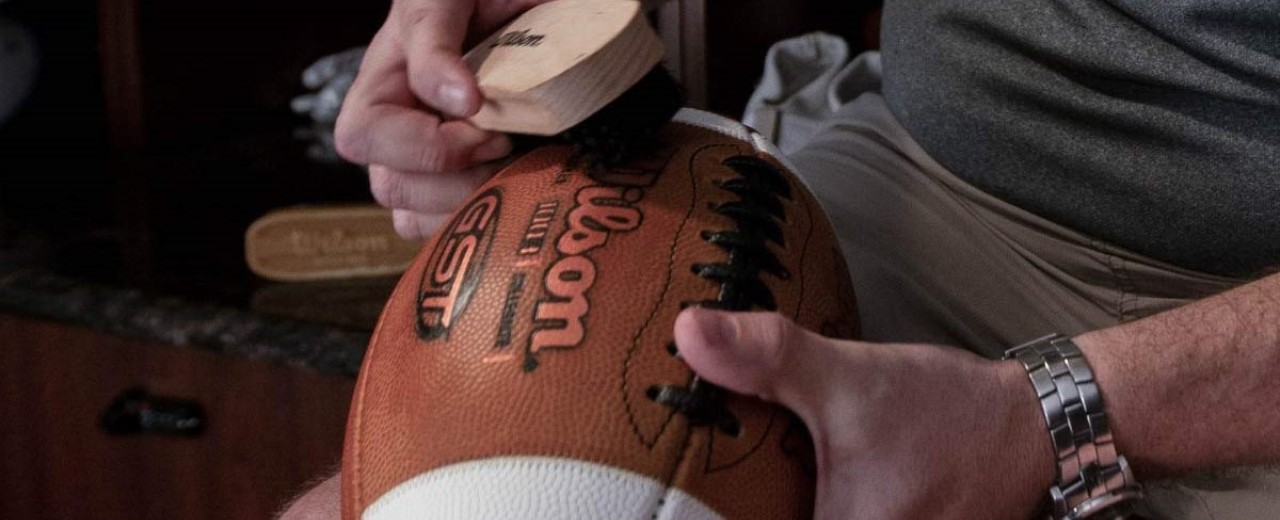 Cómo preparar un balón de fútbol americano: El papel esencial del kit de preparación de balones Wilson